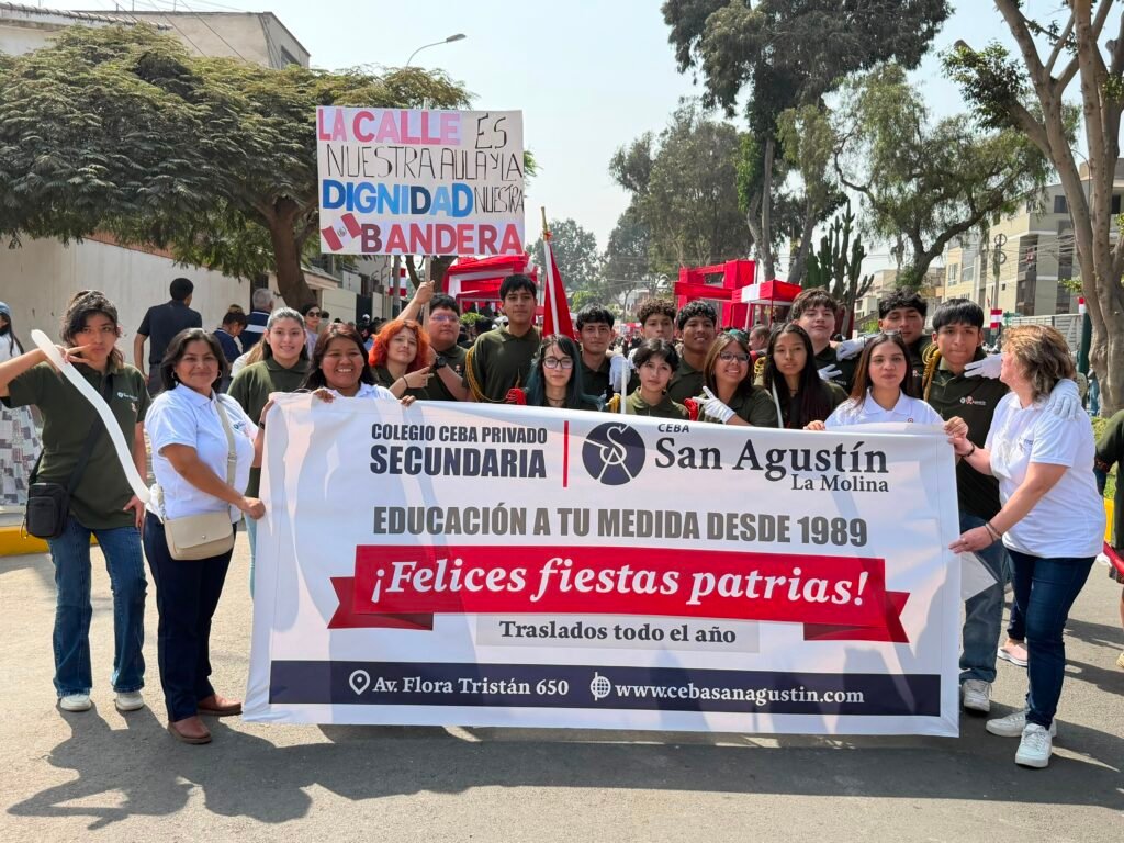 Estudiantes del CEBA San Agustín de La Molina participando en una actividad institucional